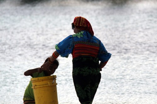 Kuna woman with her child